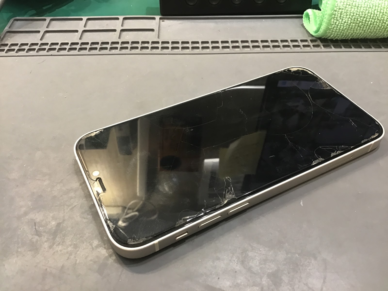 iPhone12Proならデータそのまま修理可能なスマホ修理工房グランデュオ蒲田店へ！